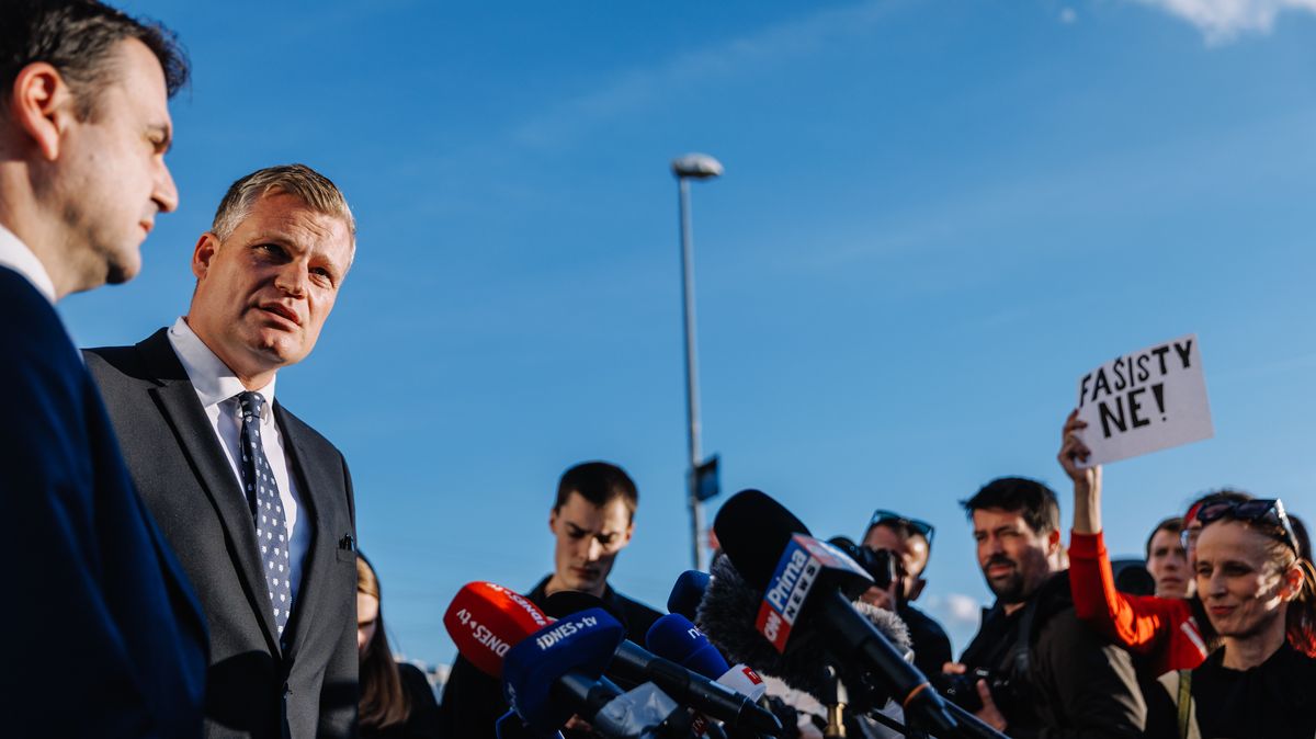 Prezident nemůže navléknout uniformu a rozkazem vetovat ministry